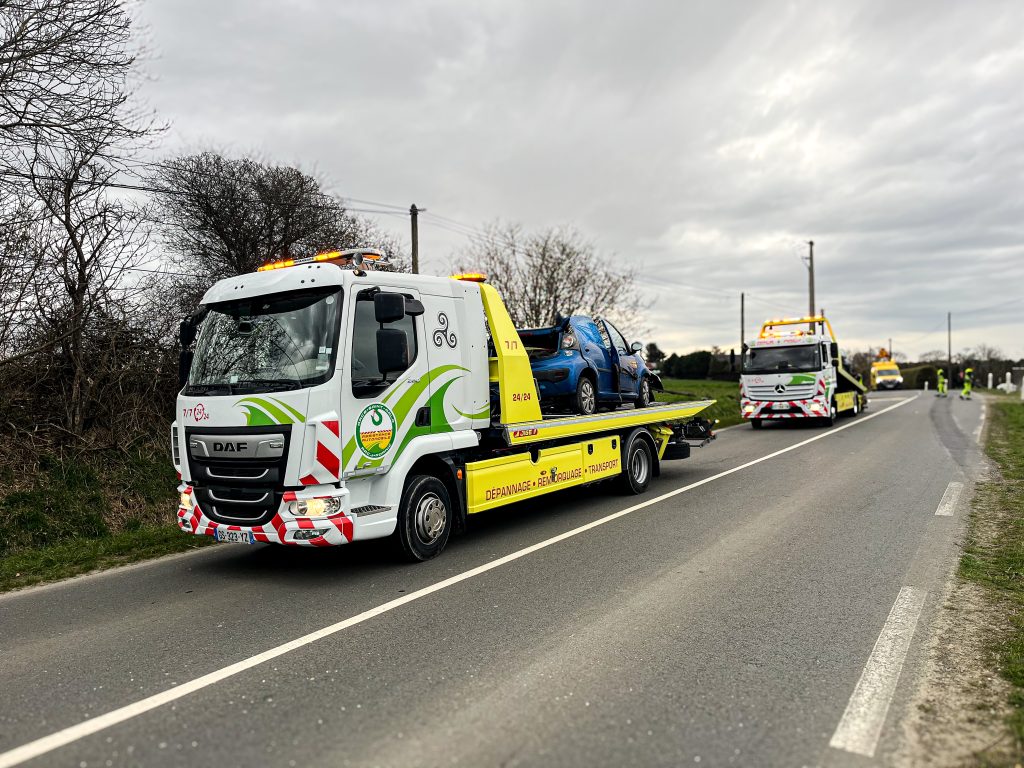 deux camions de dépannage en action