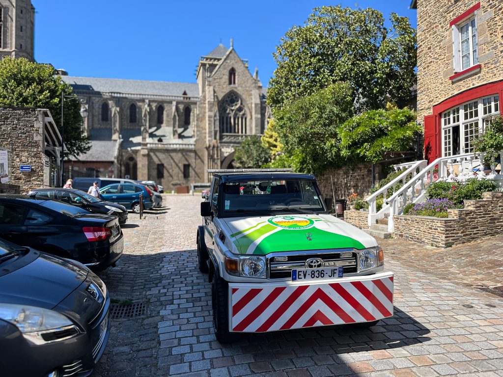 Voiture de dépannage devant une église
