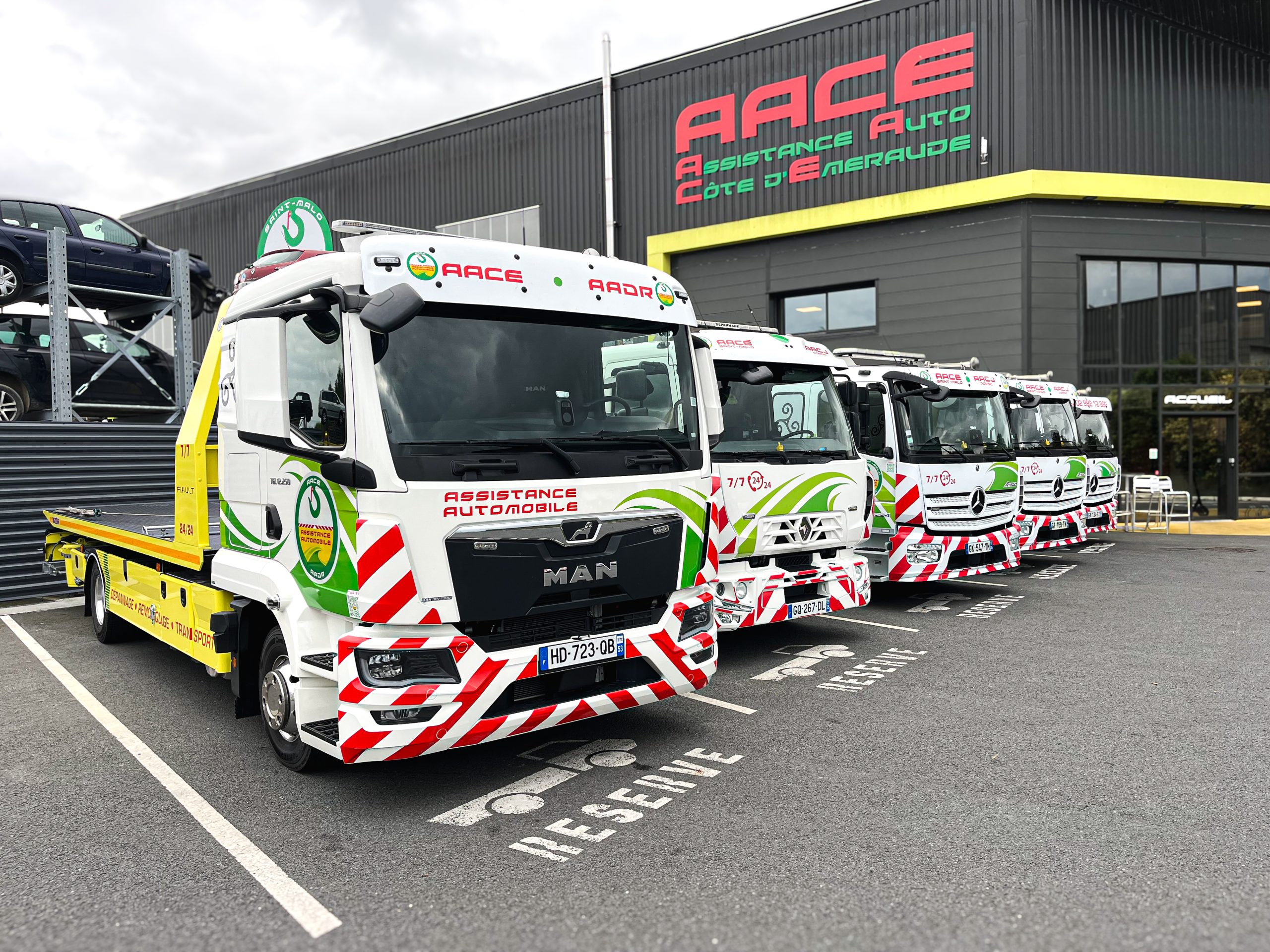 photo de couverture mettant en avant une des flottes de la société d'assistance automobile AACE-AADR
