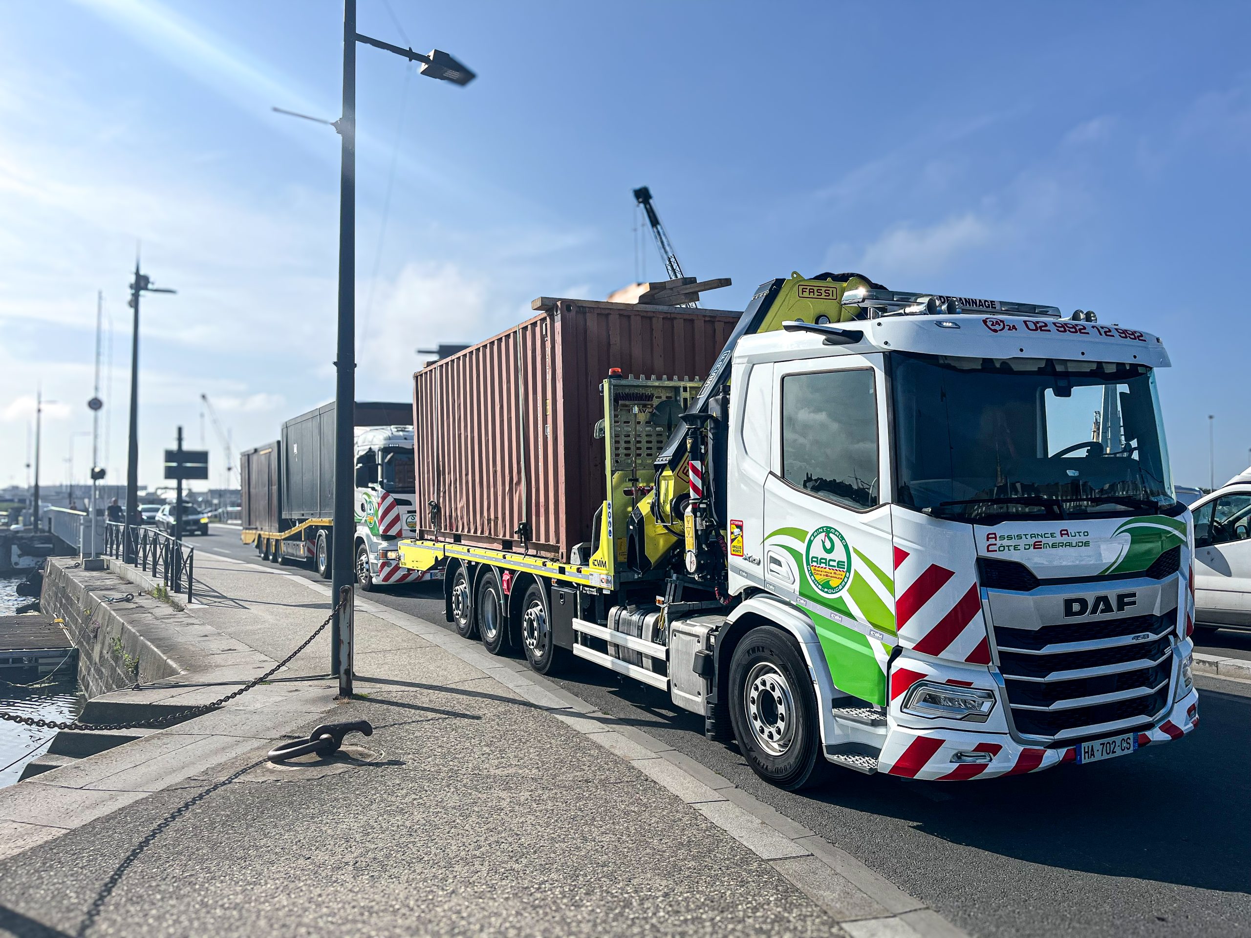 deux camions transportent des conteneurs. 