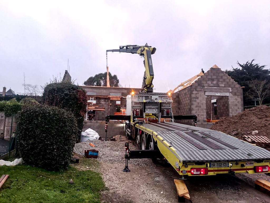 camion de grutage maintenant la charge en levage