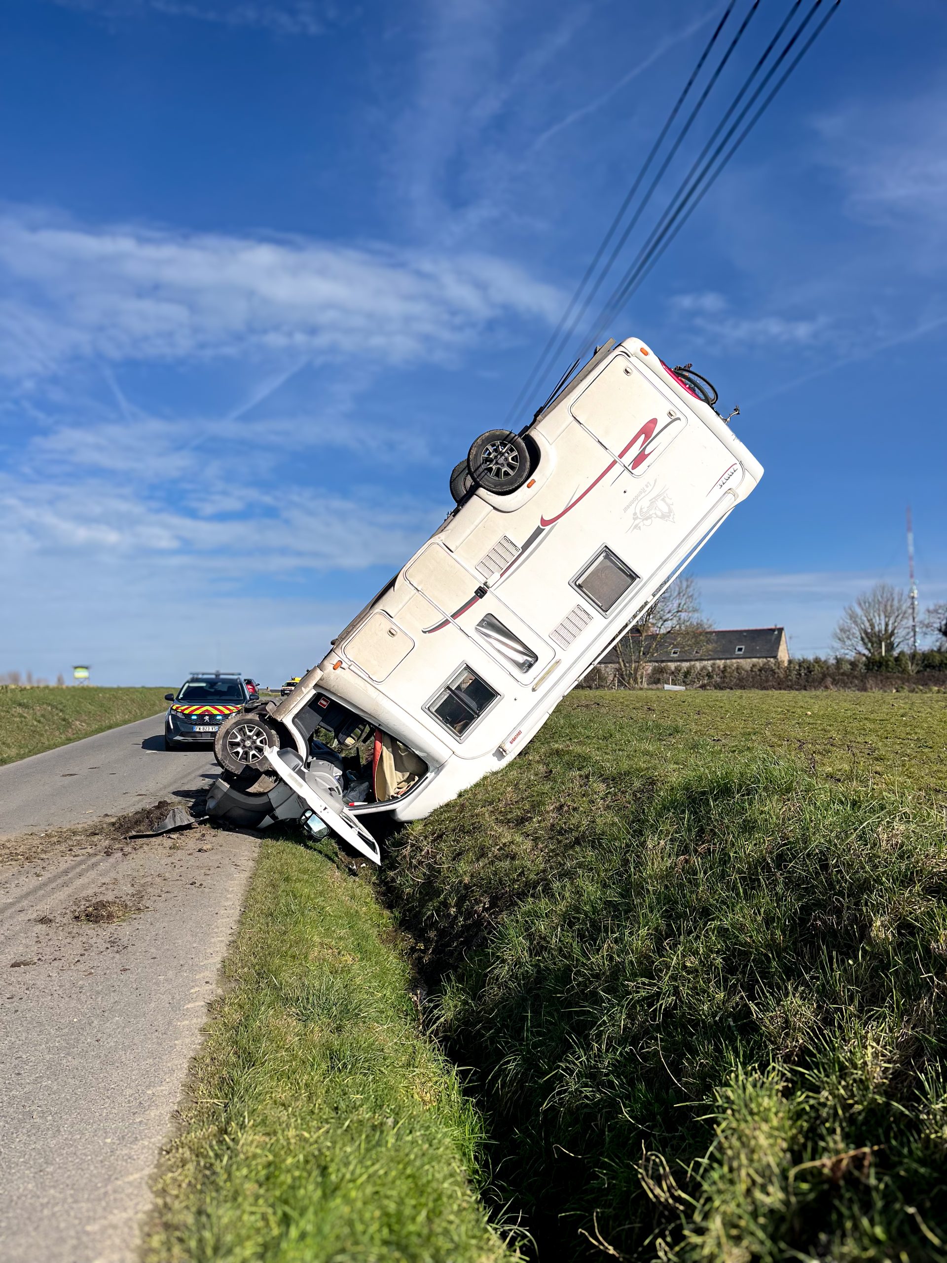 camping-car dans le fossé.