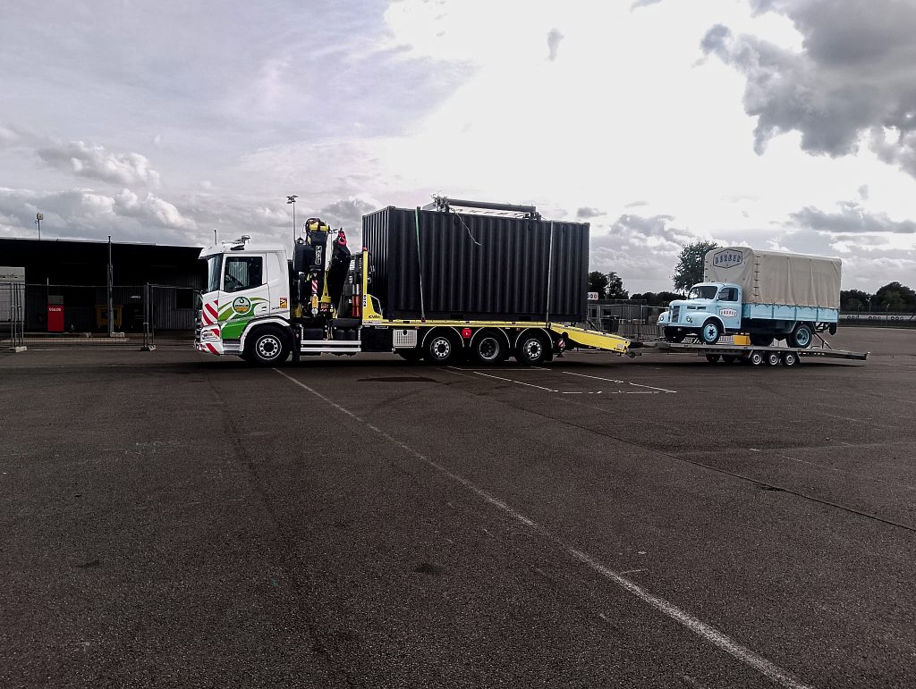 camion ayant réaliser le grutage et le transport