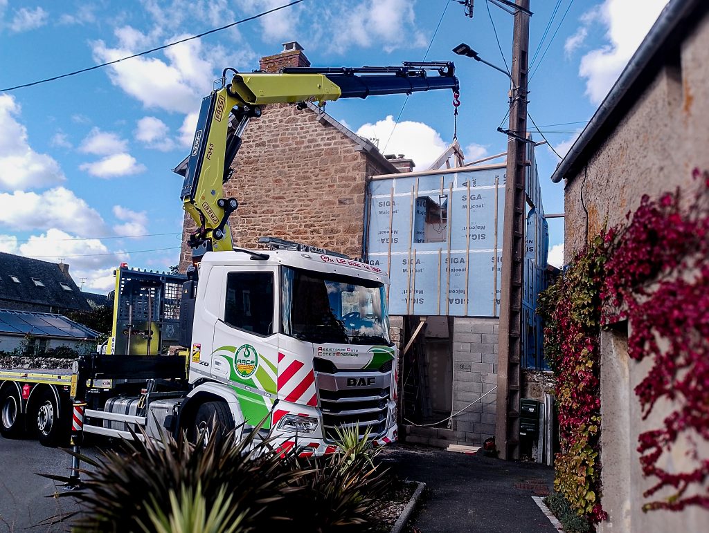 grutage d'une structure pour maison.