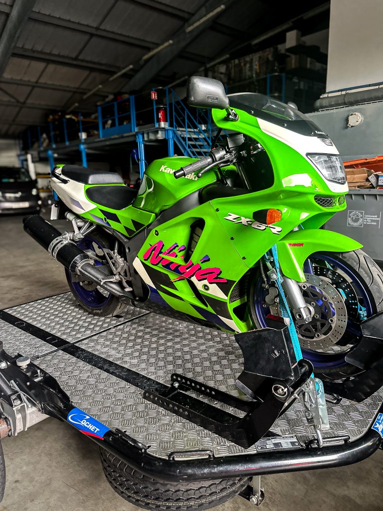 moto verte sur une remorque.