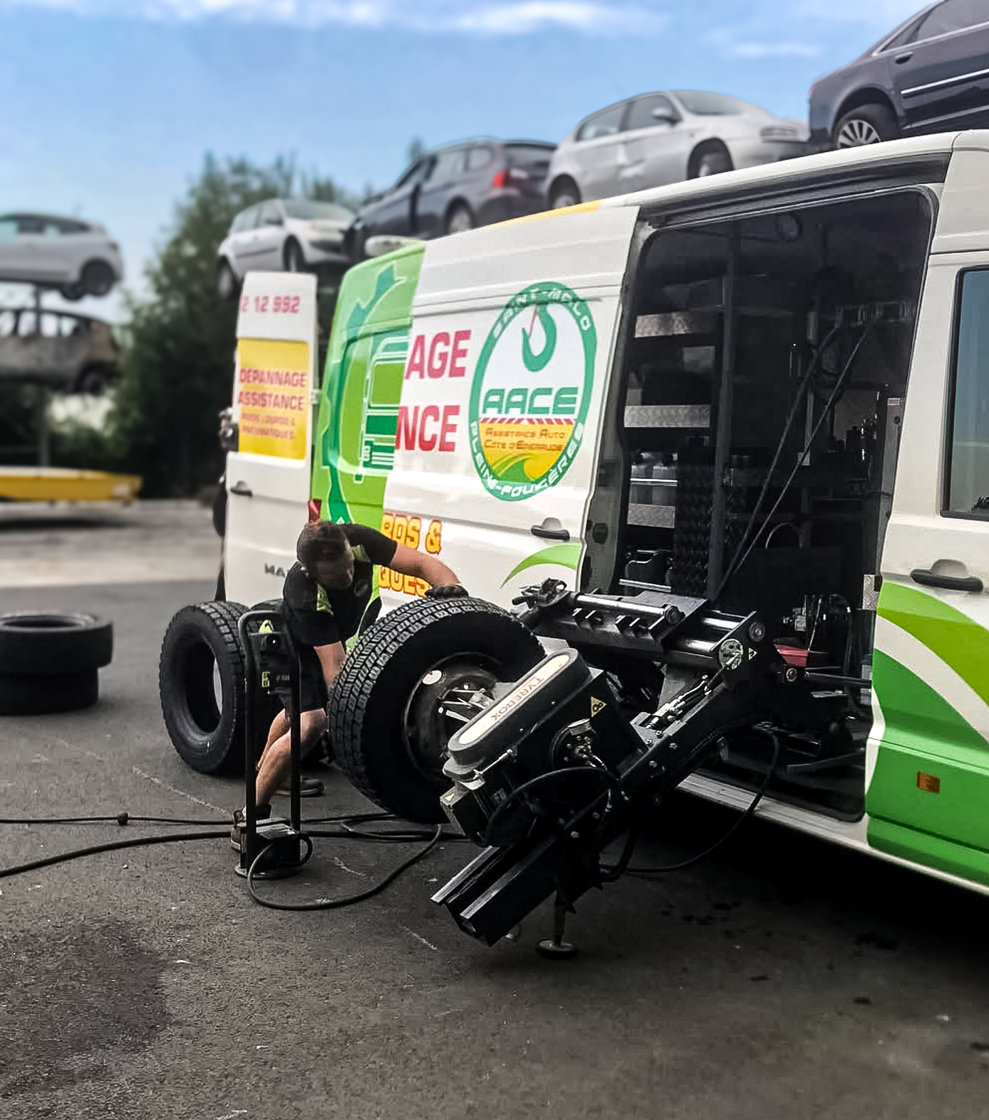 technicien entrain de changer un pneu de poids-lourd