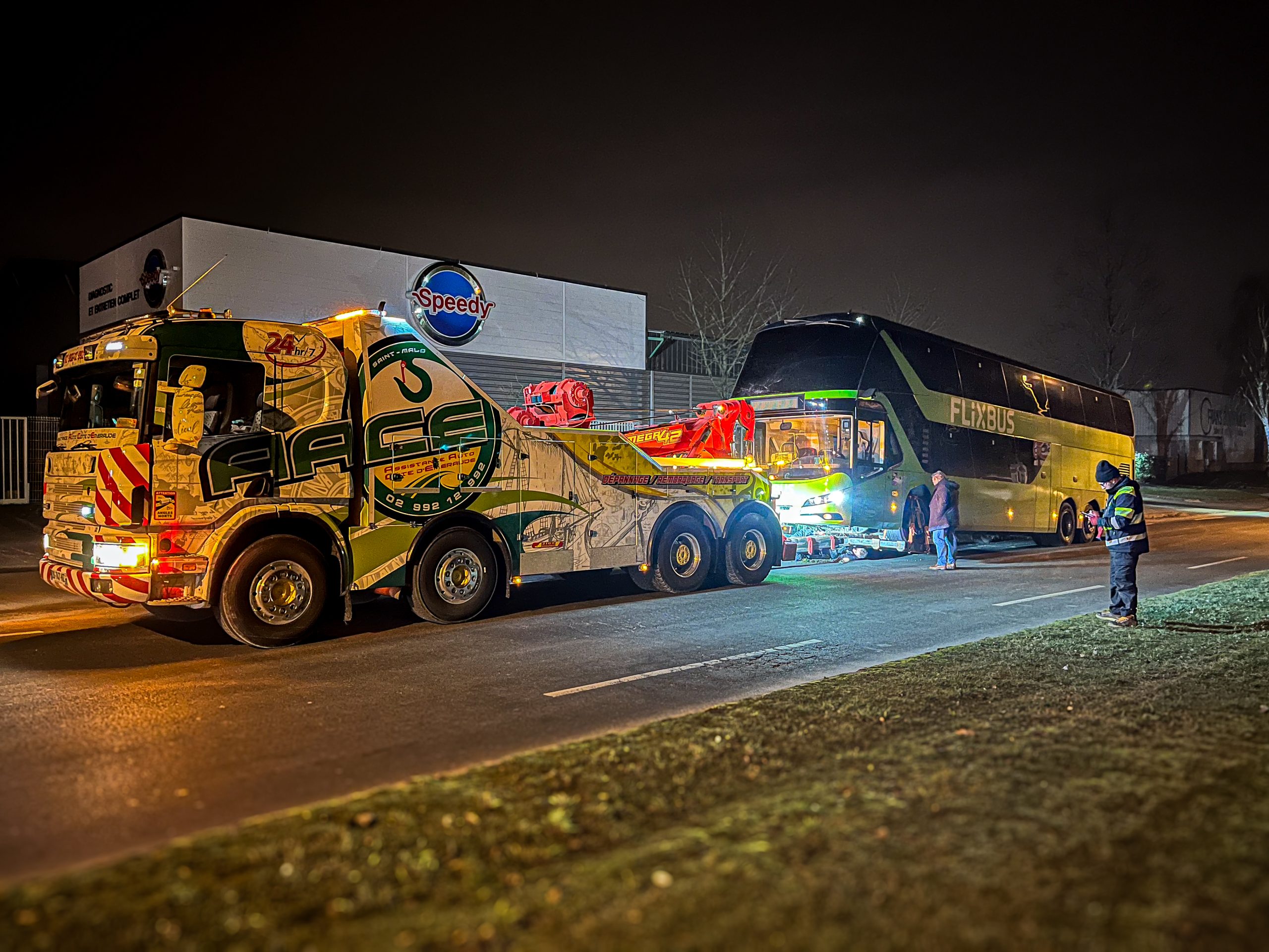 dépanneuse poids-lourd avec un bus