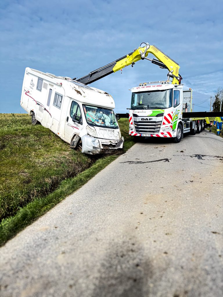 levage d'un camping-car accidenté.