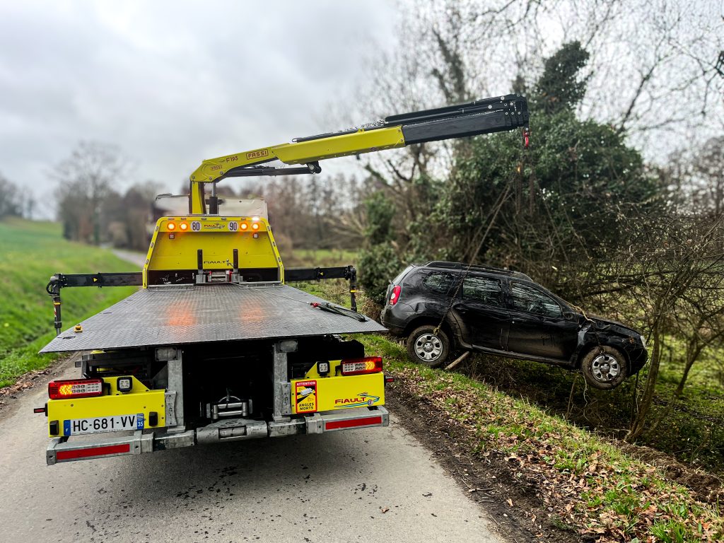 voiture soulever par la dépanneuse.
