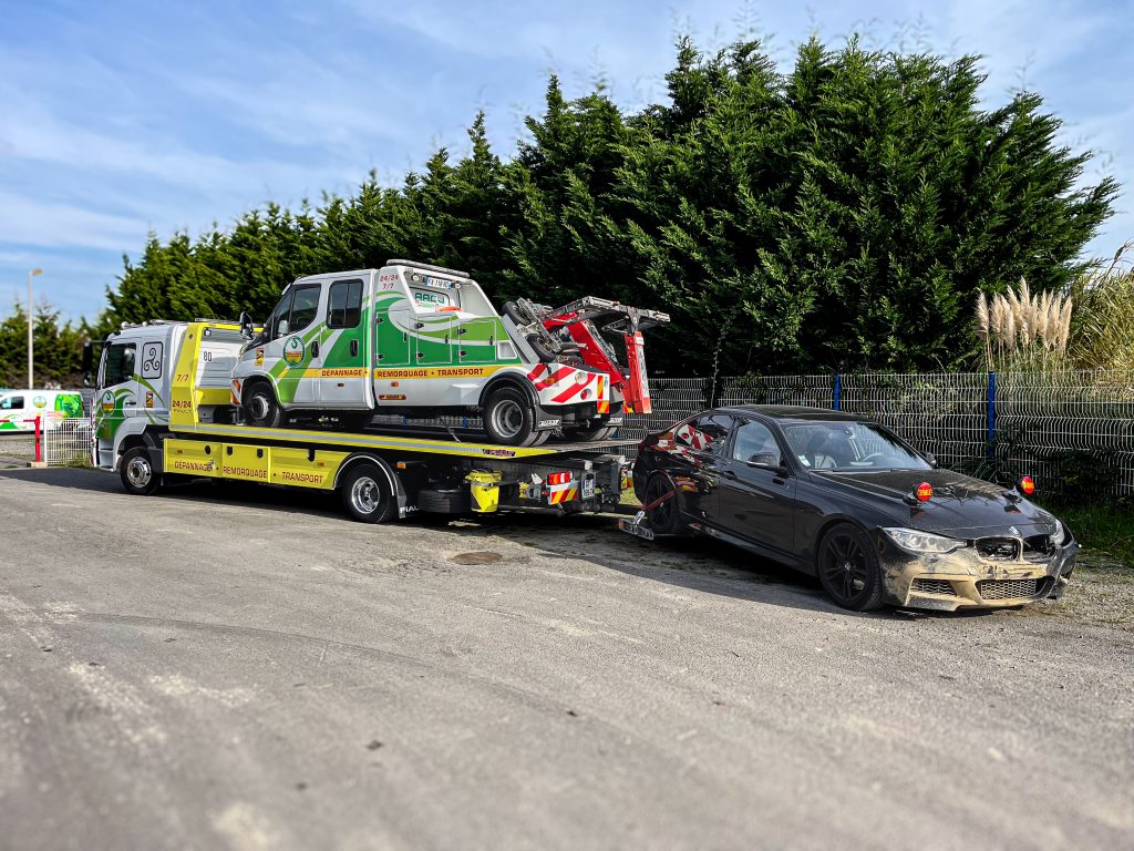 dépanneuse véhiculant un camion et une voiture.