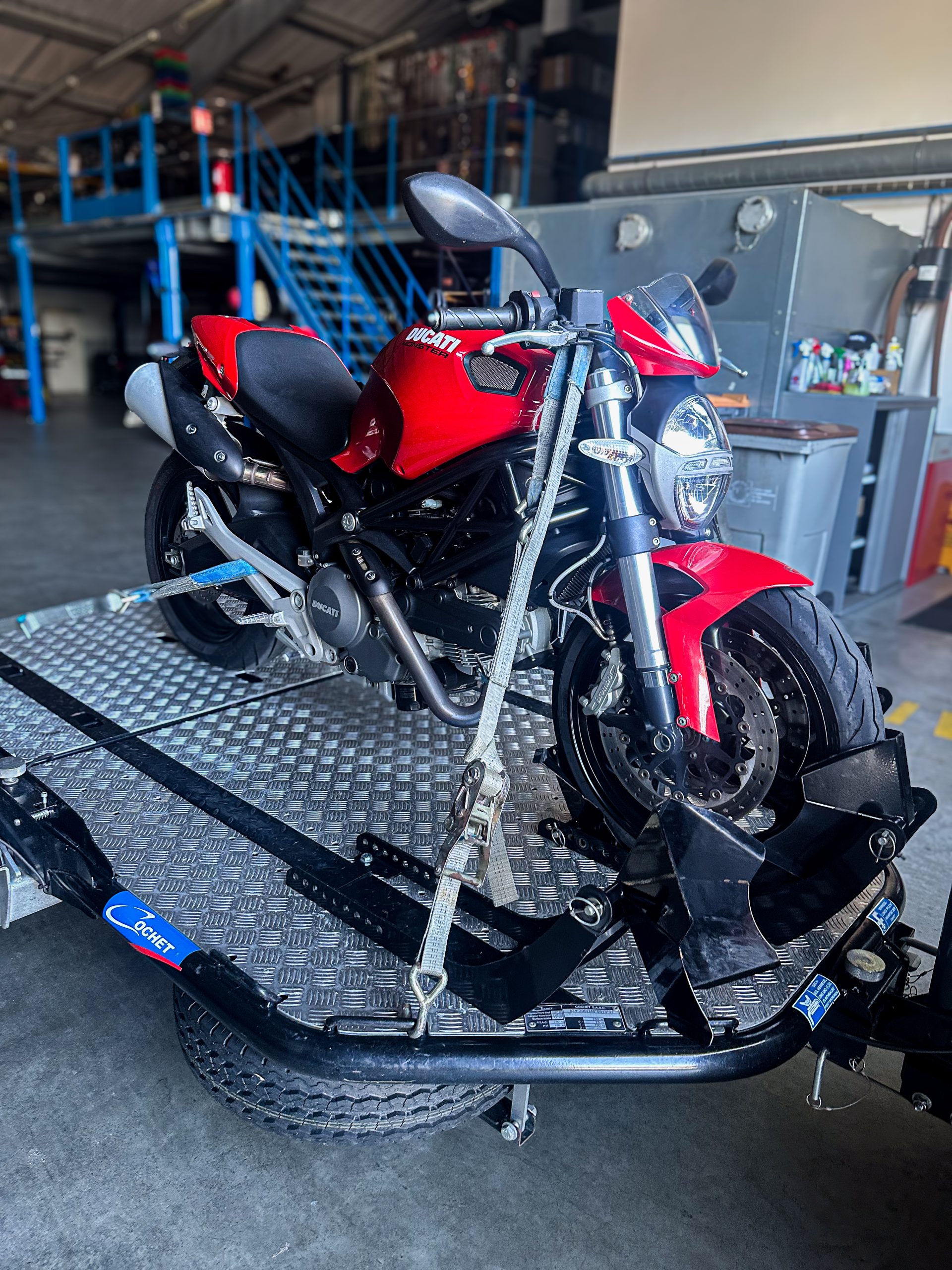 moto attachée sur une remorque pour moto.