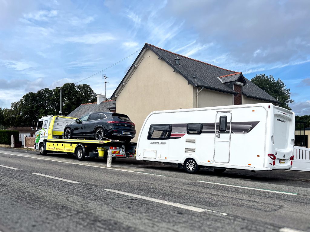 remorquage d'une voiture et d'une caravane.
