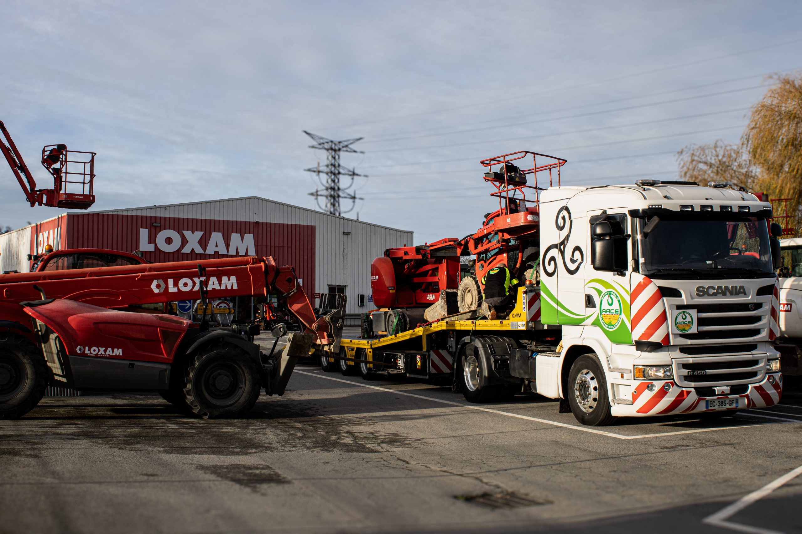 camion de transport chargé de véhicules de chantier.