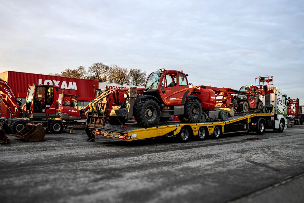 transport de véhicule de chantier de l'entreprise loxam