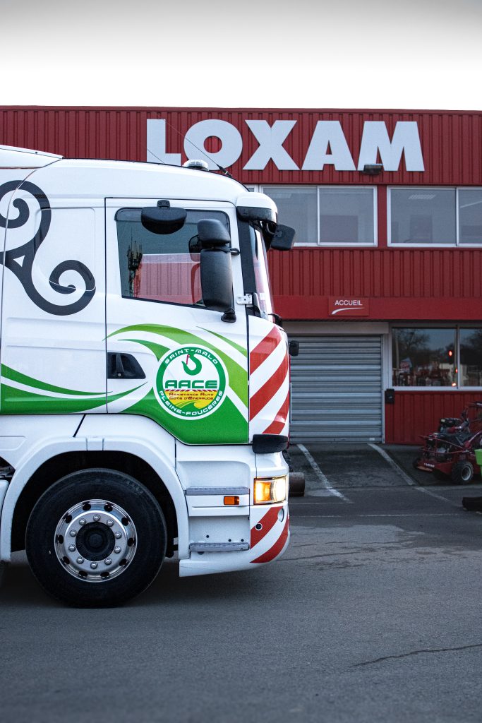 camion de transport devant son point de livraison