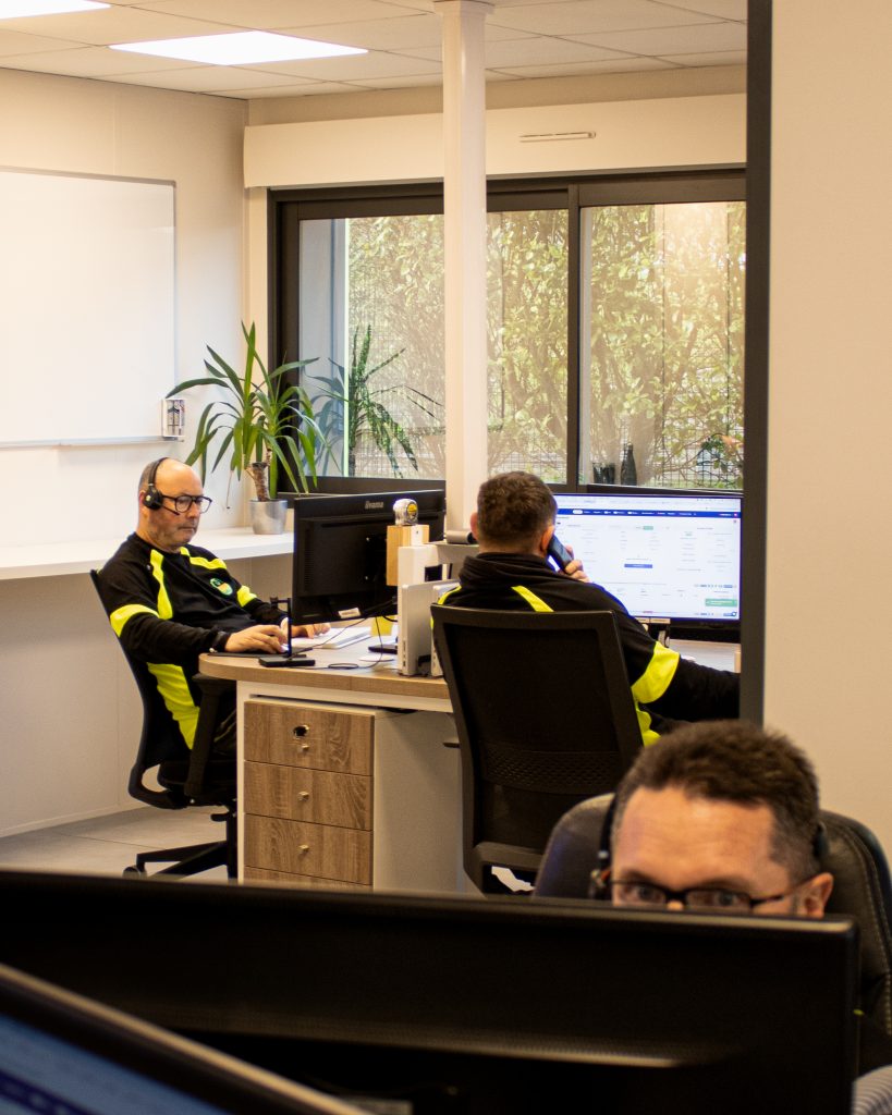 Bureau avec deux personnes travaillant.