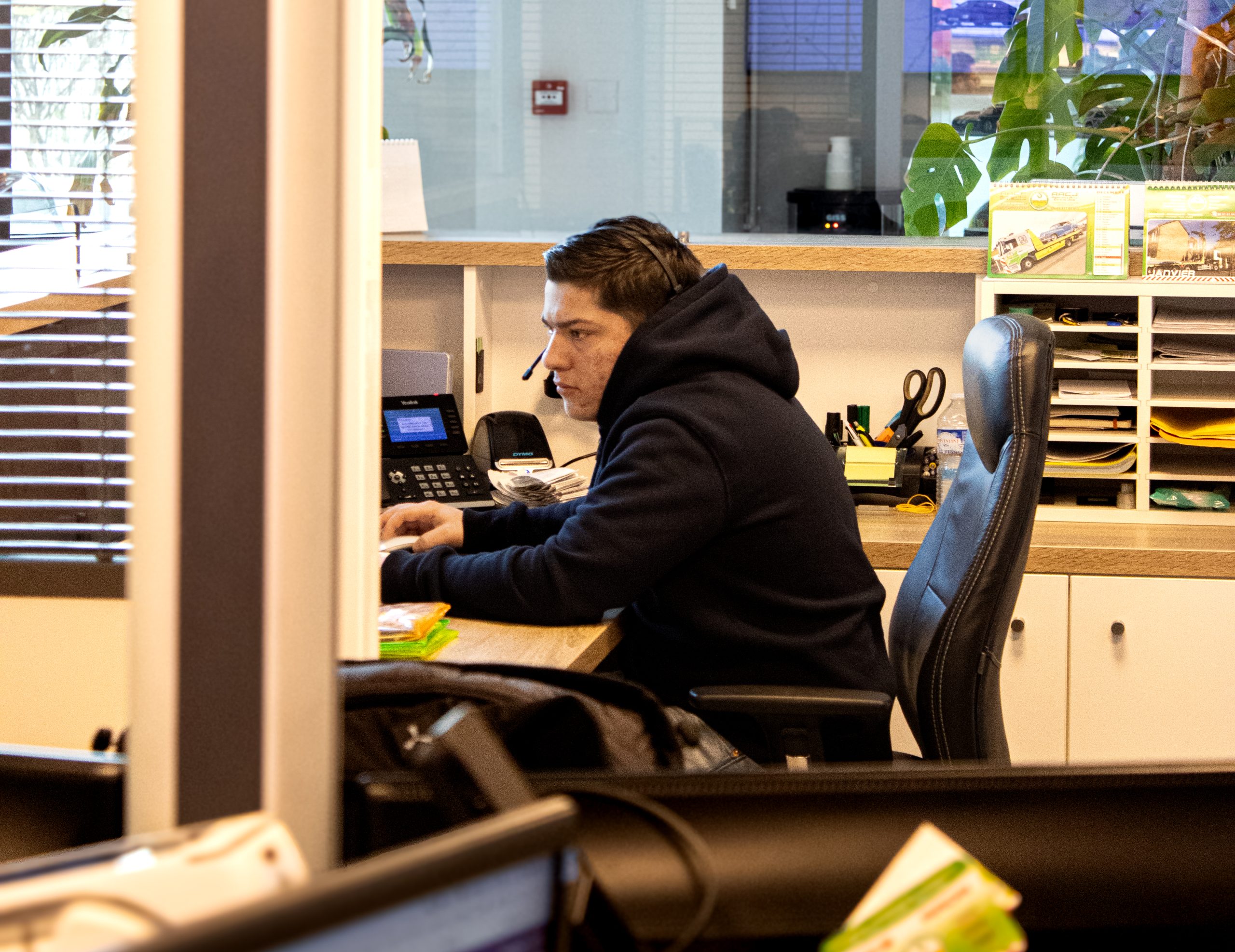 employé réalisant l'assistance téléphonique.