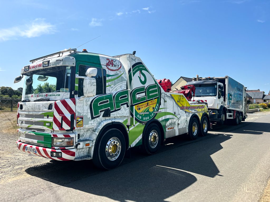 Camion de dépannage sur la route