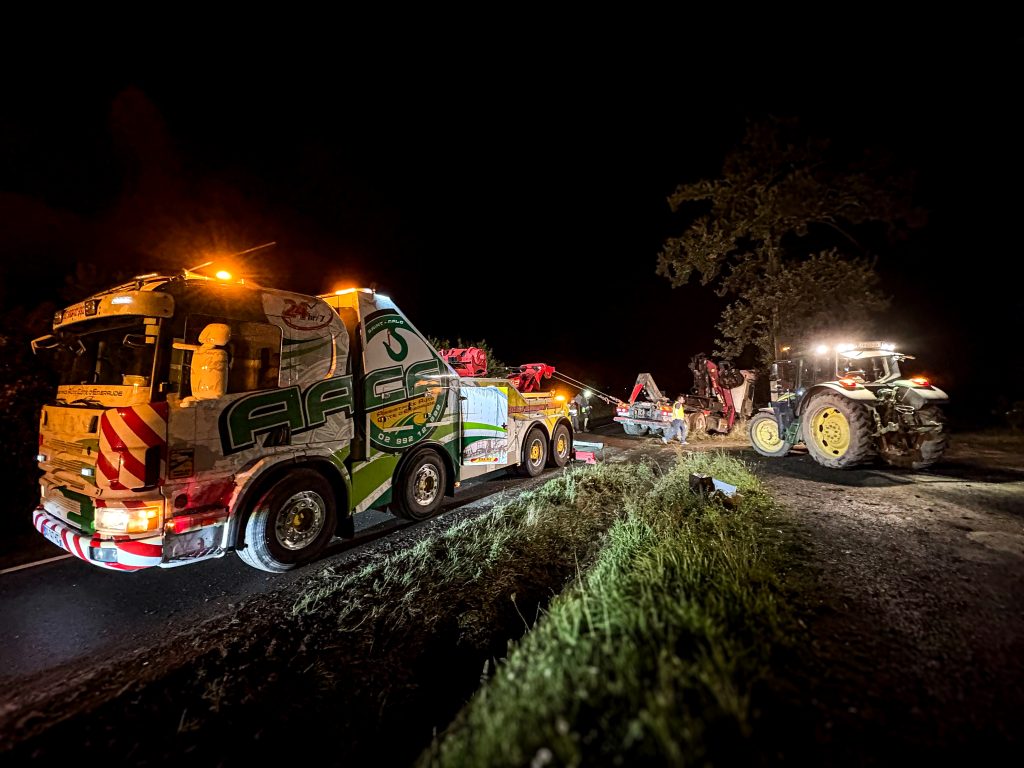 intervention de nuit pour un dépannage poids-lourd.