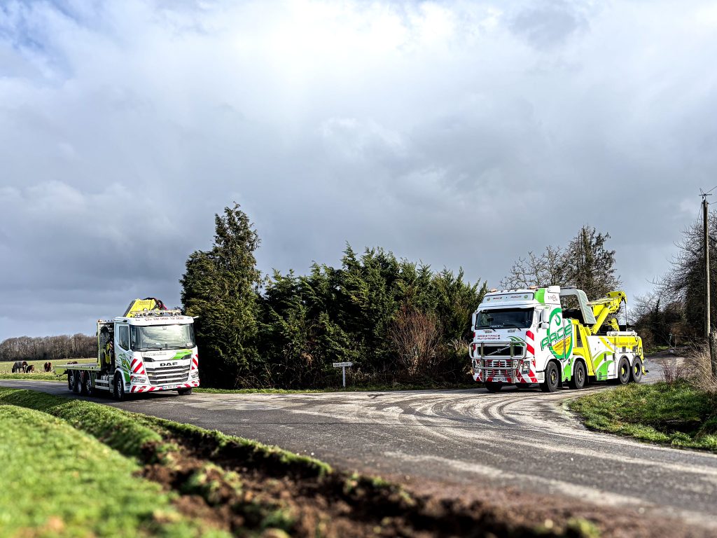 camion avec une grue, camion de dépannage poids lourd.
