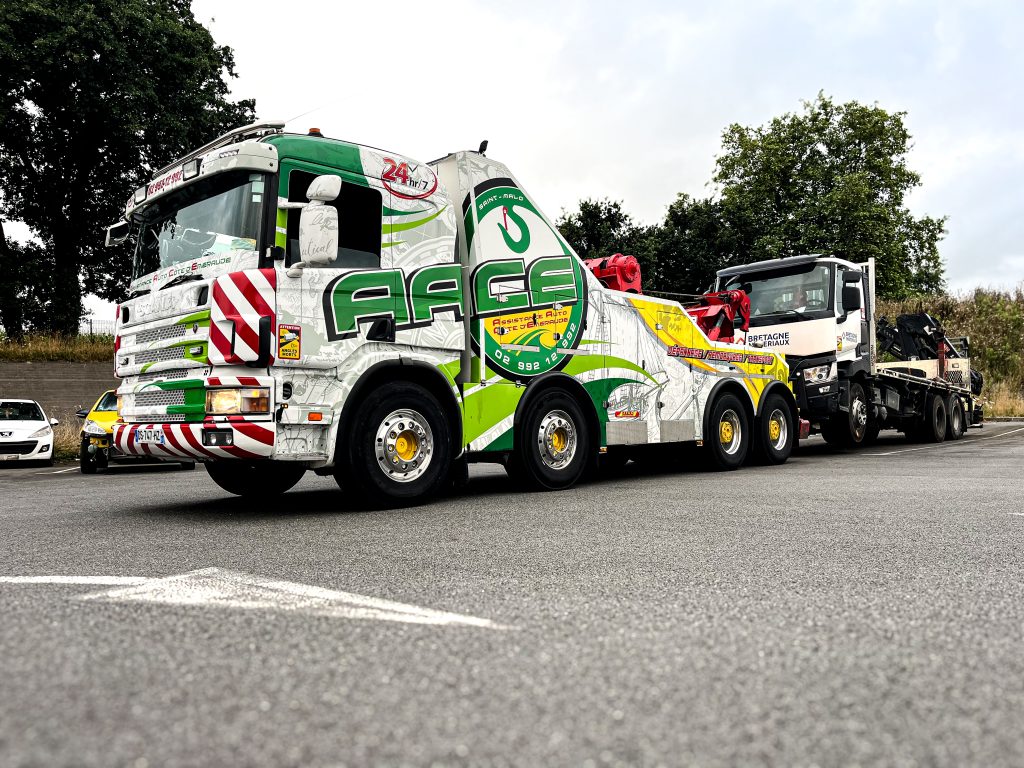 Dépannage d'un camion de transport de contenu de chantier. 